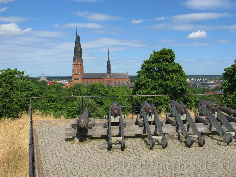 Bennas2010-3290.jpg - Display of  artillery and Uppsala cathedral at the background taken from the bell-tower terrace of the castle.